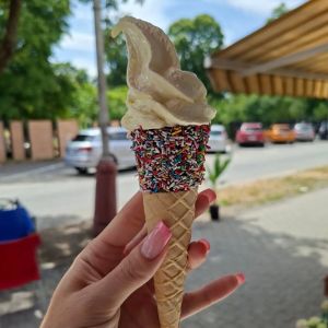 Leto chutí najlepšie vo forme zmrzliny. 🍦☀️ Slnečné dni, tieň stromov, sladká chvíľka pre seba a úsmev na tvári. Nech toto leto prinesie čo najviac malých momentov, ktoré stoja za zapamätanie. 💛🌿